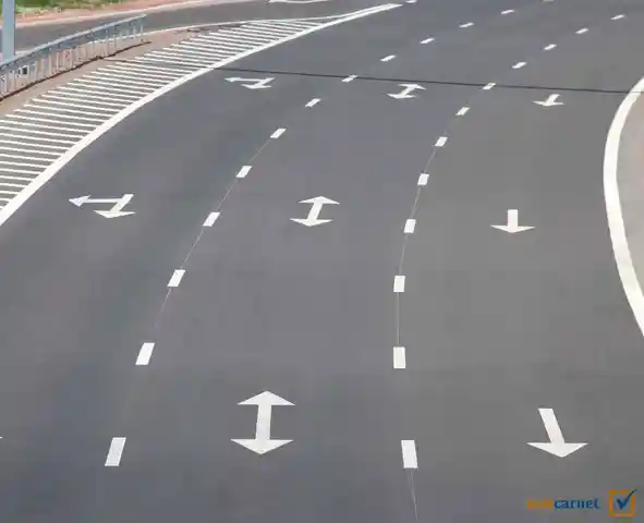 Durante el día y con tiempo soleado, deberá llevar encendida la luz de corto alcance cuando…