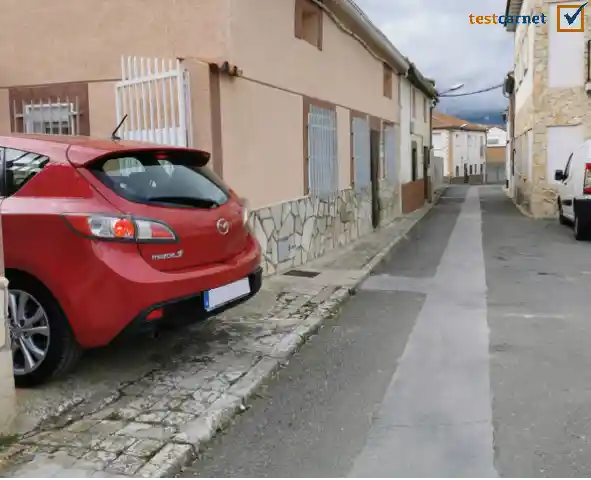 Para evitar el riesgo de atropello a peatones, ¿qué debe hacer al salir de un garaje si para incorporarse a la circulación tiene que atravesar la acera?