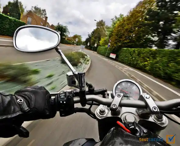 En la disposición más generalizada de los mandos de una motocicleta, ¿con cuál de las siguientes extremidades se acciona el mando del freno de la rueda delantera?