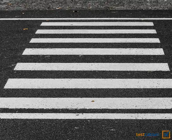 En los pasos para peatones y en sus proximidades, ¿está permitido adelantar?