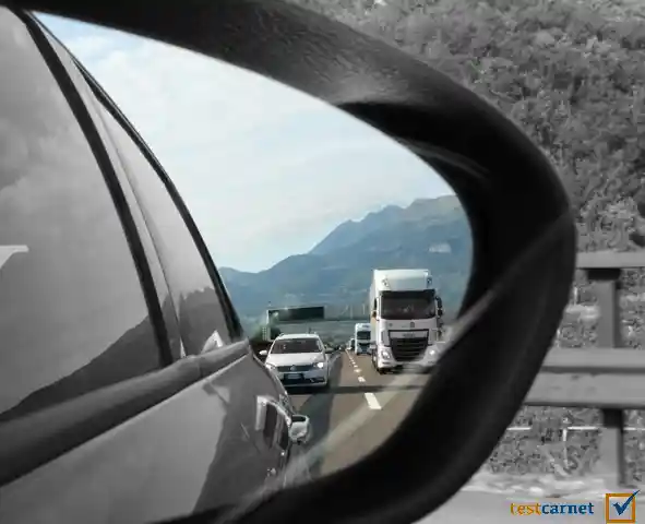 Los turismos, ¿están obligados a llevar espejo retrovisor izquierdo?