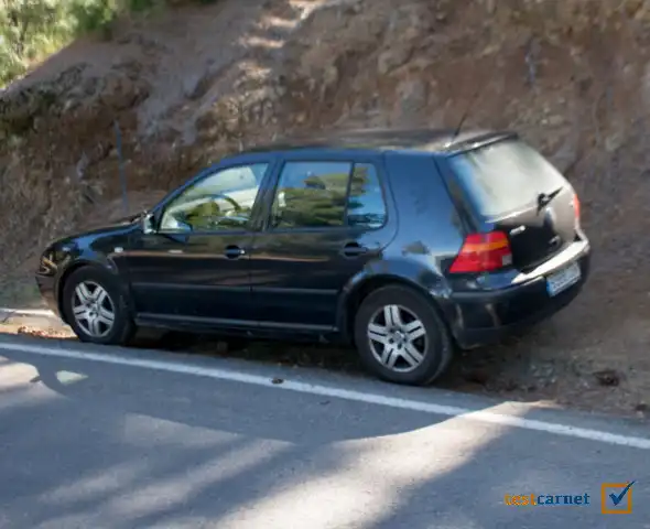 Como norma general, en una vía interurbana de doble sentido de la circulación está permitido parar fuera de la calzada,…