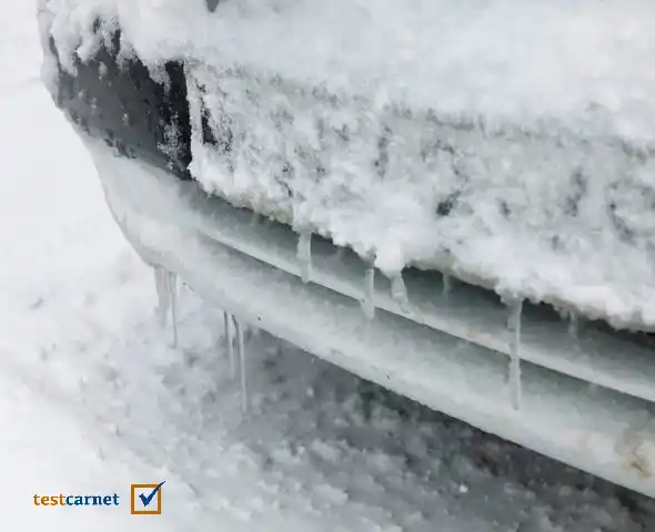 Cuando existan placas de hielo en la calzada, ¿cuál es la forma más aconsejable y segura de descender una pendiente prolongada?