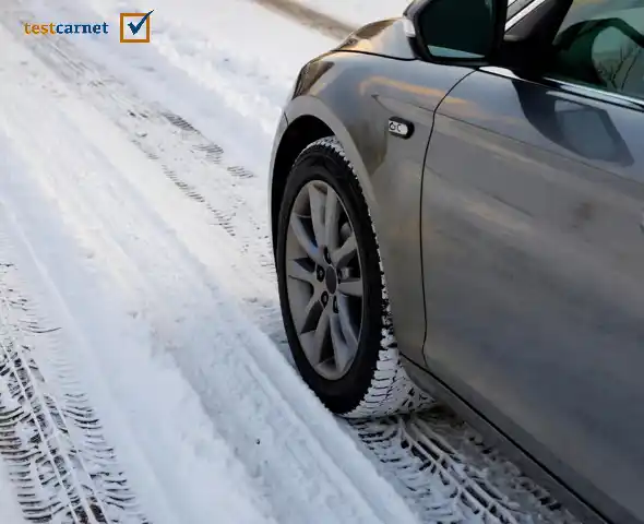 Cuando existe nieve en la calzada, ¿cómo se debe iniciar la marcha?