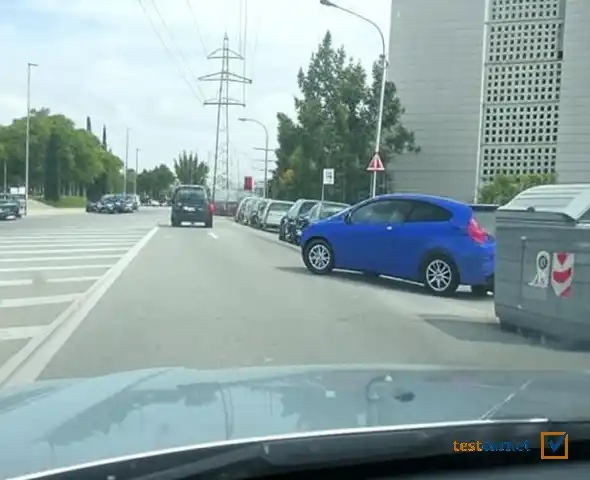 El conductor de un turismo, ¿qué debe hacer para incorporarse a la circulación?