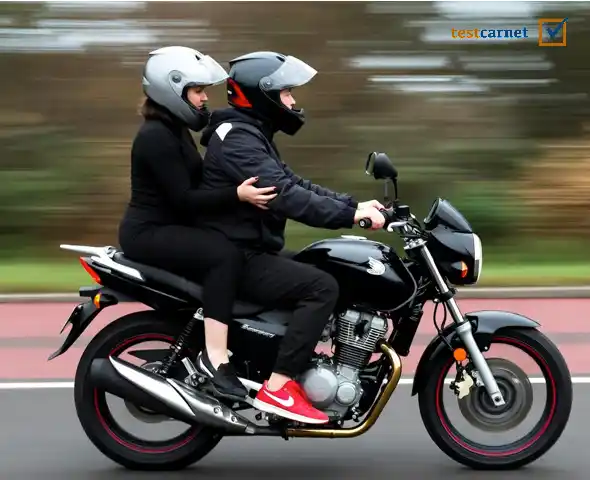 El conductor de una motocicleta, que lleva una persona en el asiento trasero…