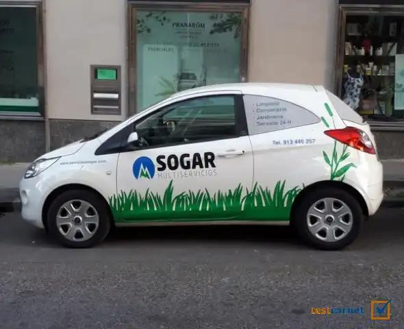 En carreteras convencionales sin separación física de los dos sentidos de circulación, ¿cuál es la velocidad máxima a la que le está permitido circular a un vehículo derivado de turismo?