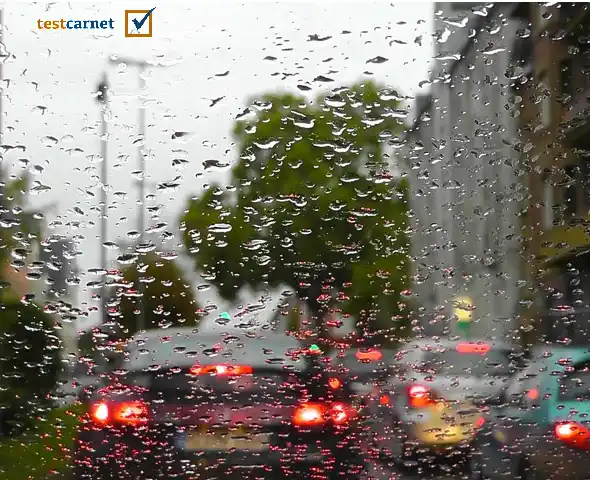 En caso de lluvia, ¿es conveniente aumentar la distancia de seguridad con el vehículo que circula delante?