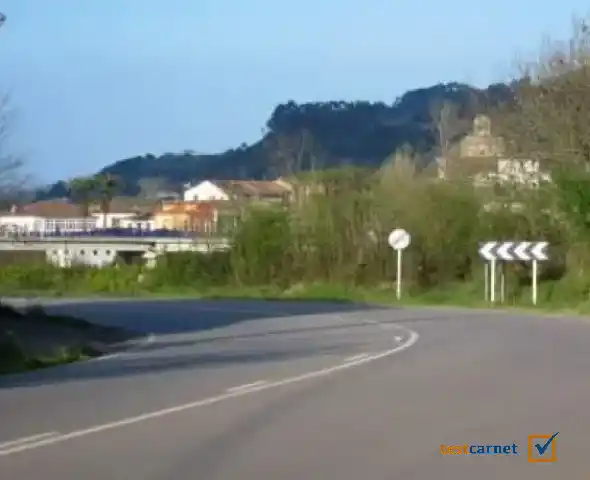 En esta curva pisa el freno muy fuerte. ¿Hay peligro?