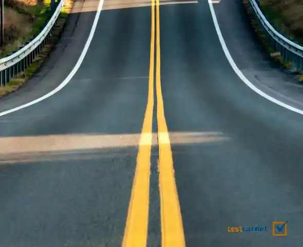 En un cambio de rasante, ¿está prohibido parar y estacionar?