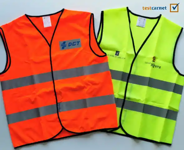 En un turismo, ¿cuántos chalecos reflectantes es obligatorio llevar?