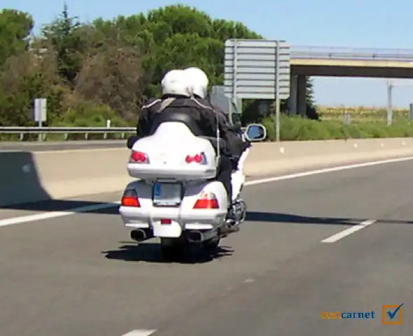 En una autovía, el límite de velocidad para una motocicleta es de…