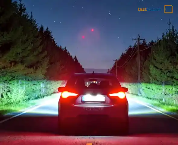Los vehículos de motor que no disponen de alumbrado de largo alcance, ¿qué alumbrado utilizarán cuando circulen por la noche por vías insuficientemente iluminadas?