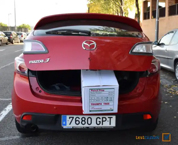 Transporta en su turismo una carga que sobresale por la parte trasera; ¿debe señalizarla si circula de día?