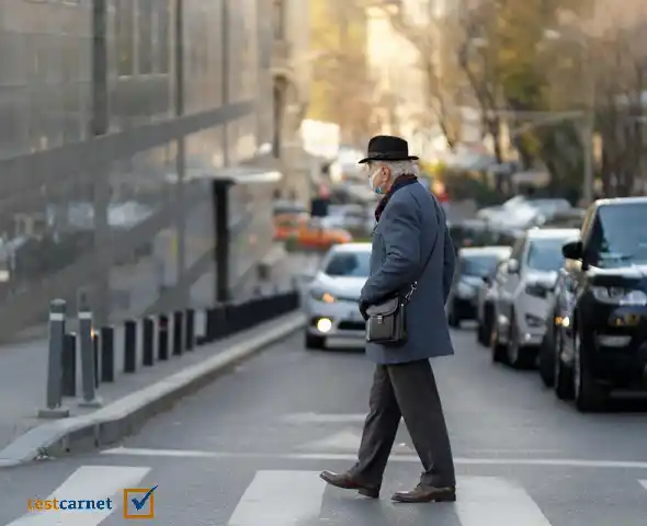 Un conductor gira con su vehículo para entrar en otra vía, ¿debe ceder el paso a un peatón que está cruzándola?