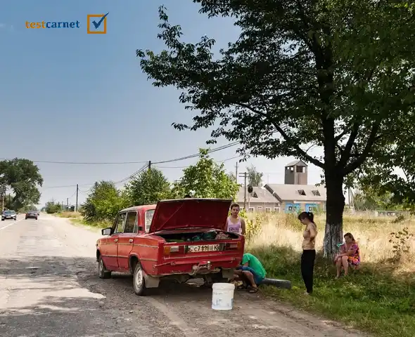 ¿Es obligatorio emplear el dispositivo de preseñalización de peligro para advertir la presencia de un turismo averiado en la calzada?