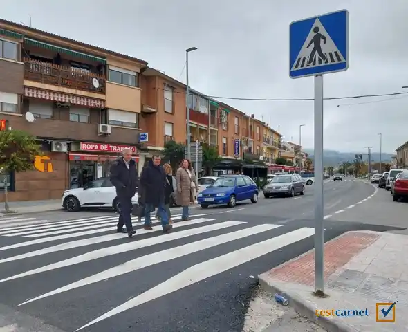 ¿Está permitido circular por una travesía con las luces antiniebla encendidas en condiciones normales de visibilidad?