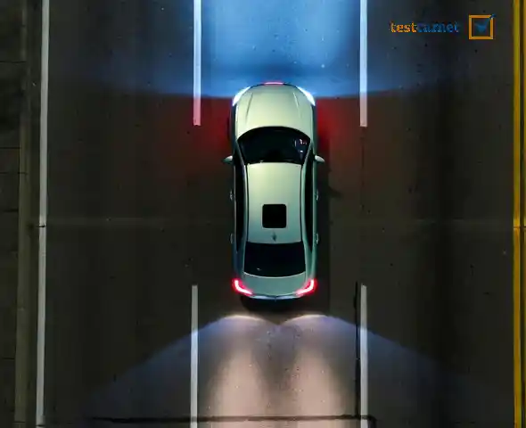 ¿Puede deslumbrar con la luz de largo alcance a los vehículos que circulan delante por su mismo carril?