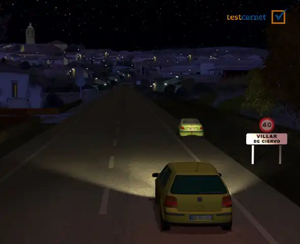 ¿Qué alumbrado deberá mantener encendido un vehículo estacionado durante la noche en el arcén de una travesía insuficientemente iluminada?