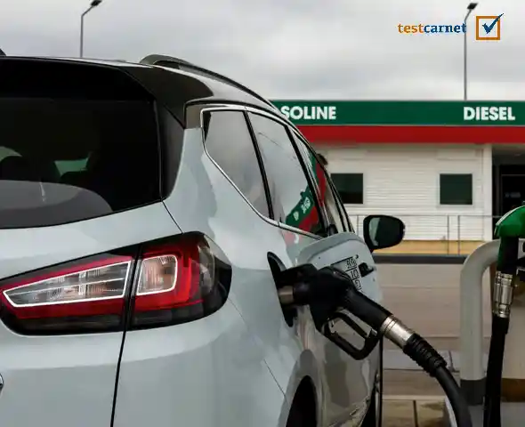 ¿Qué aparatos, sistemas y dispositivos debe apagar antes de cargar combustible?