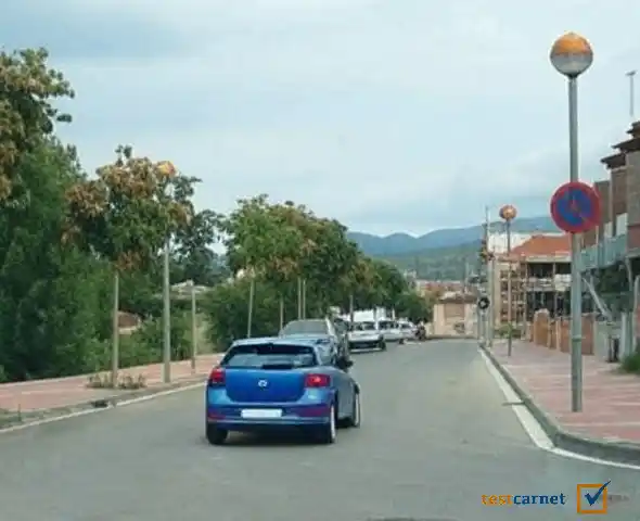 ¿Qué le indica la señal en esta vía de sentido único?